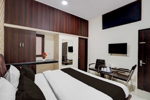 Desk, free WiFi - Super Collection O by OYO Focal Point (Ludhiana)