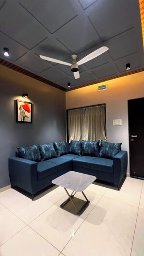 Double Room | Living area - Shourya Resort and lawn Panhala (Ambavade)