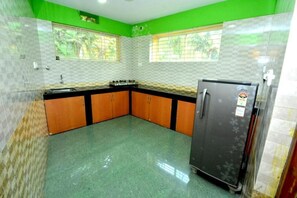 Peti sejuk, dapur, mesin basuh pinggan mangkuk 