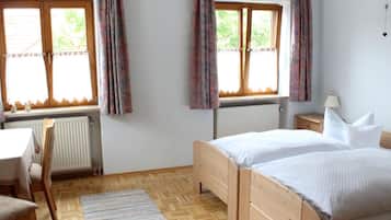 Twin Room | Desk, free WiFi