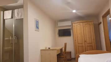 Triple Room | Bathroom | Shower, hair dryer, towels, toilet paper
