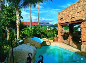 Pool - Charming Private Apartment in Roodepoort with Garden & Pool (Roodepoort)