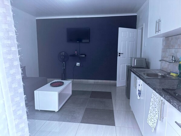 Private kitchen - Charming Private Apartment in Roodepoort with Garden & Pool (Roodepoort)