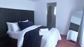 Iron/ironing board, Internet, bed sheets