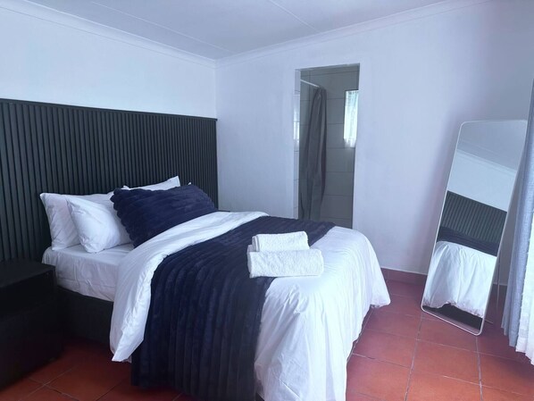 Room - Charming Holiday House in Roodepoort with Garden & Pool (Roodepoort)