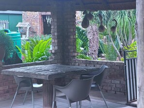 Outdoor dining - Charming Holiday House in Roodepoort with Garden & Pool (Roodepoort)