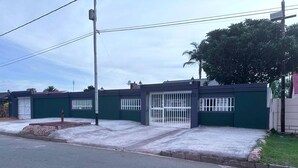 Un immobile residenziale con cancello automatico, garage e strada privata asfaltata.