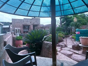 Terrace/patio - Apartment 3 - Private, Pet-Friendly Apartment in Roodepoort with Pool Access (Roodepoort)