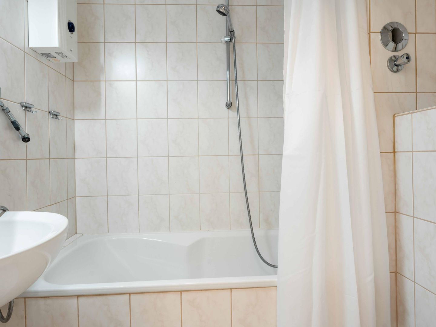 Une salle de bain avec une baignoire, une douche et un lavabo.