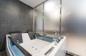 Royal-Suite | Badezimmer | Duschwanne, Haartrockner, Handtücher