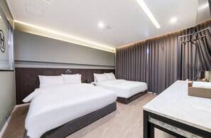 Premium-Zweibettzimmer | Schreibtisch, laptopgeeigneter Arbeitsplatz, kostenloses WLAN