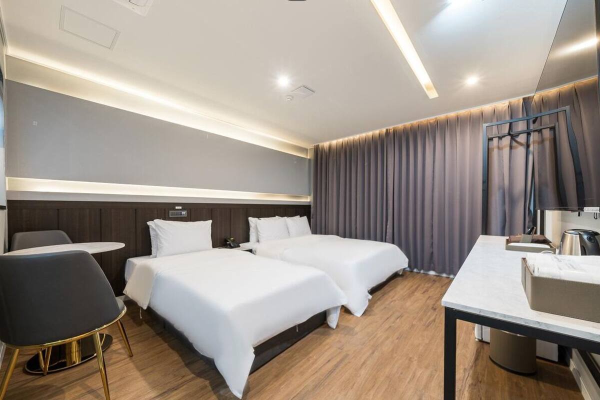 Twin Room | Desk, laptop workspace, free WiFi