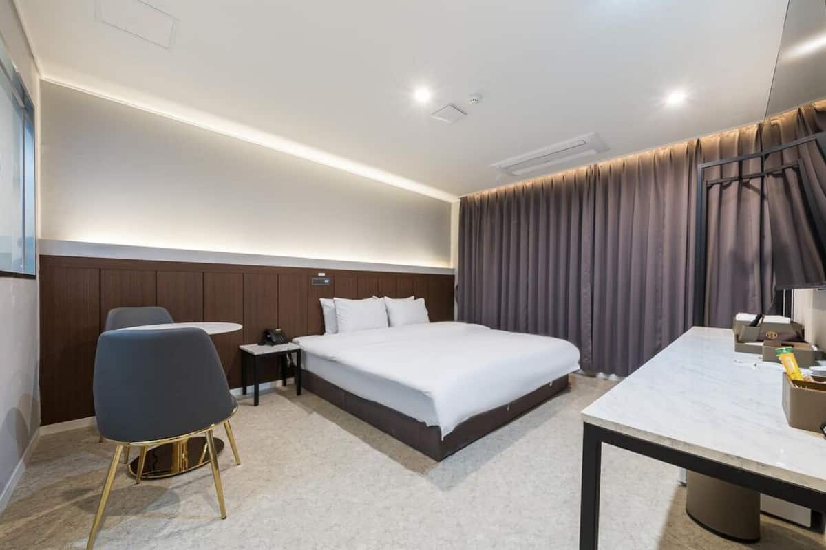 Deluxe Double Room | Desk, laptop workspace, free WiFi