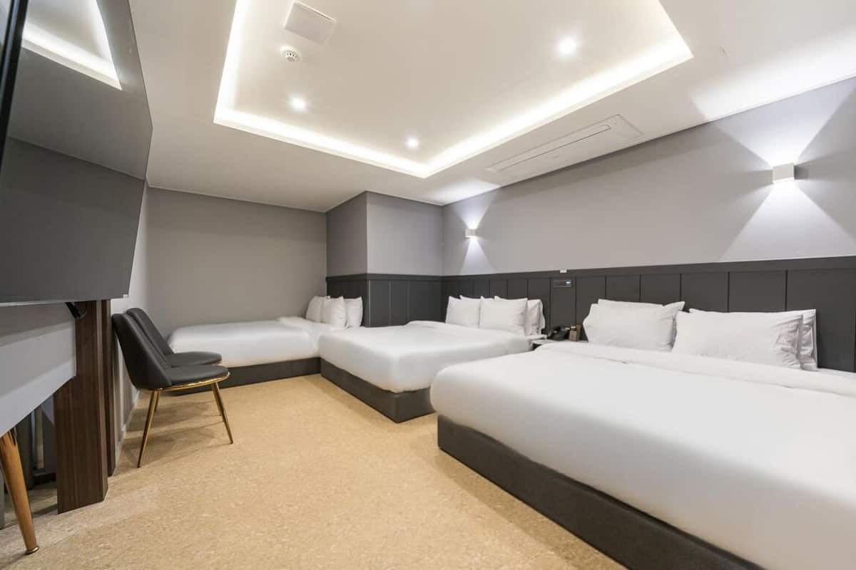 Royal Suite | Desk, laptop workspace, free WiFi