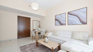 Uma sala de estar moderna com sofá, mesa de centro e espaço para refeições.