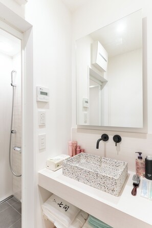 Doccia, asciugacapelli, asciugamani, sapone