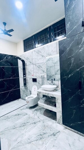 Shower, free toiletries, soap - Mannat Villa (Ampokhra)