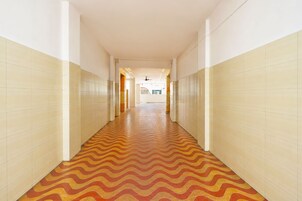 Un pasillo con suelo estampado y paredes blancas.