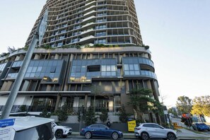Een meerhoog gebouw met een modern architectonisch ontwerp, met grote ramen en balkons.