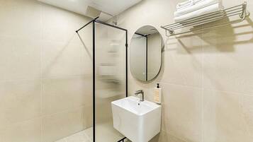 Doppia Standard, vista città | Bagno | Set di cortesia gratuito, asciugacapelli, asciugamani, sapone