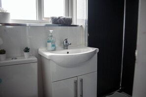 Dusche, Handtücher, Seife, Toilettenpapier