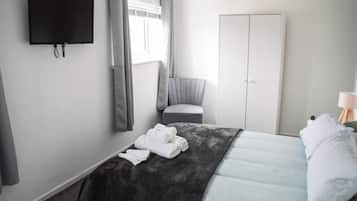 2 bedrooms, iron/ironing board, WiFi, bed sheets
