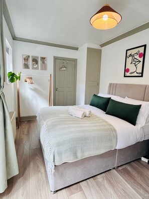 Desk, iron/ironing board, travel cot, WiFi - The Patio Escape Studio Home (Greater London)