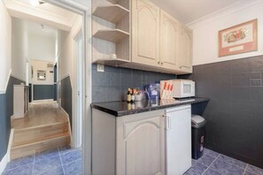 Coffee/tea maker, fridge, microwave, oven - Kensington Deluxe Suite: 1-bedroom home in London - A Grand Stay (Greater London)