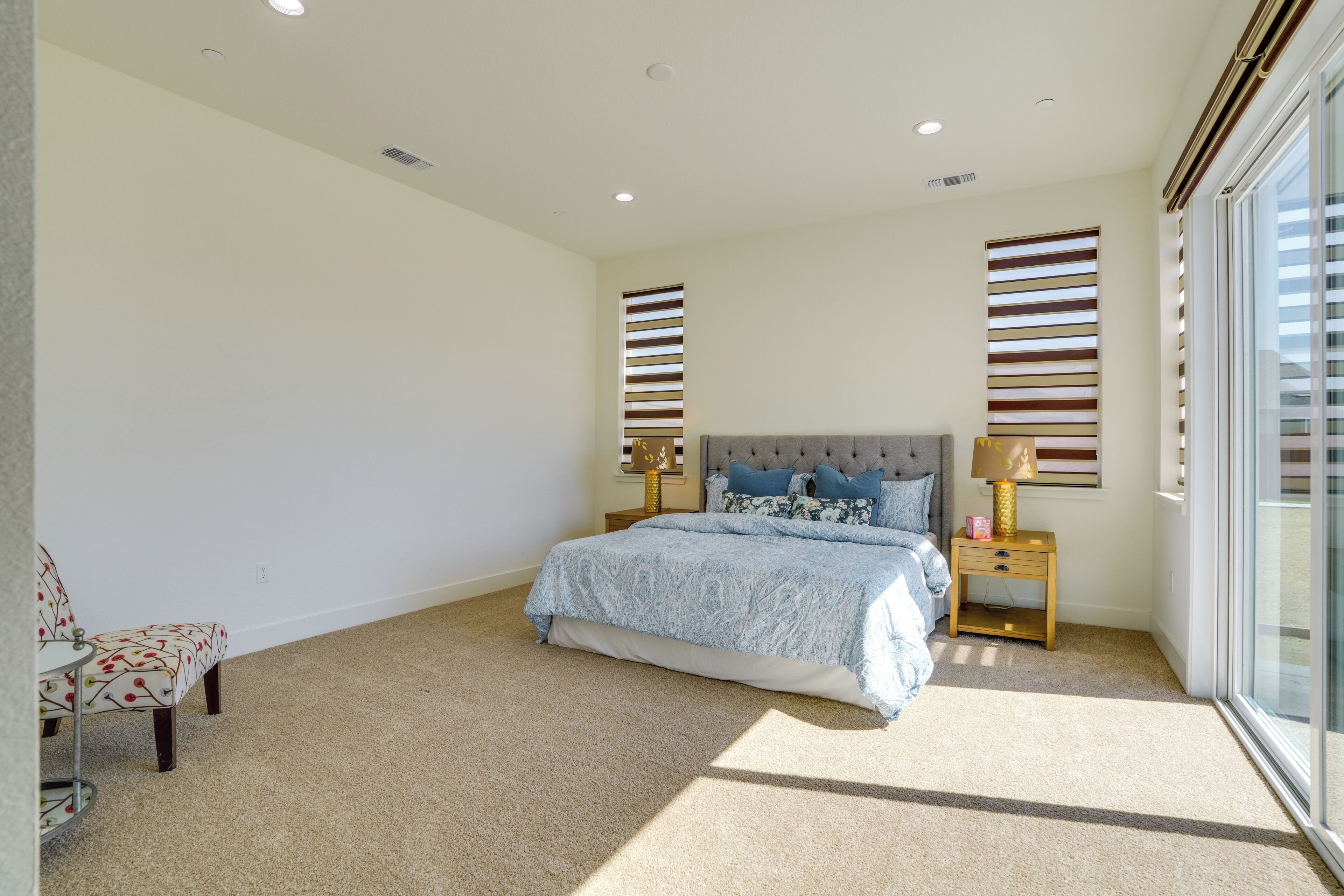 4 bedrooms, desk, iron/ironing board, internet