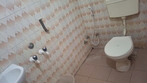 Phòng 3 | Phòng tắm | Buồng tắm vòi sen, khăn tắm, xà phòng, dầu gội 