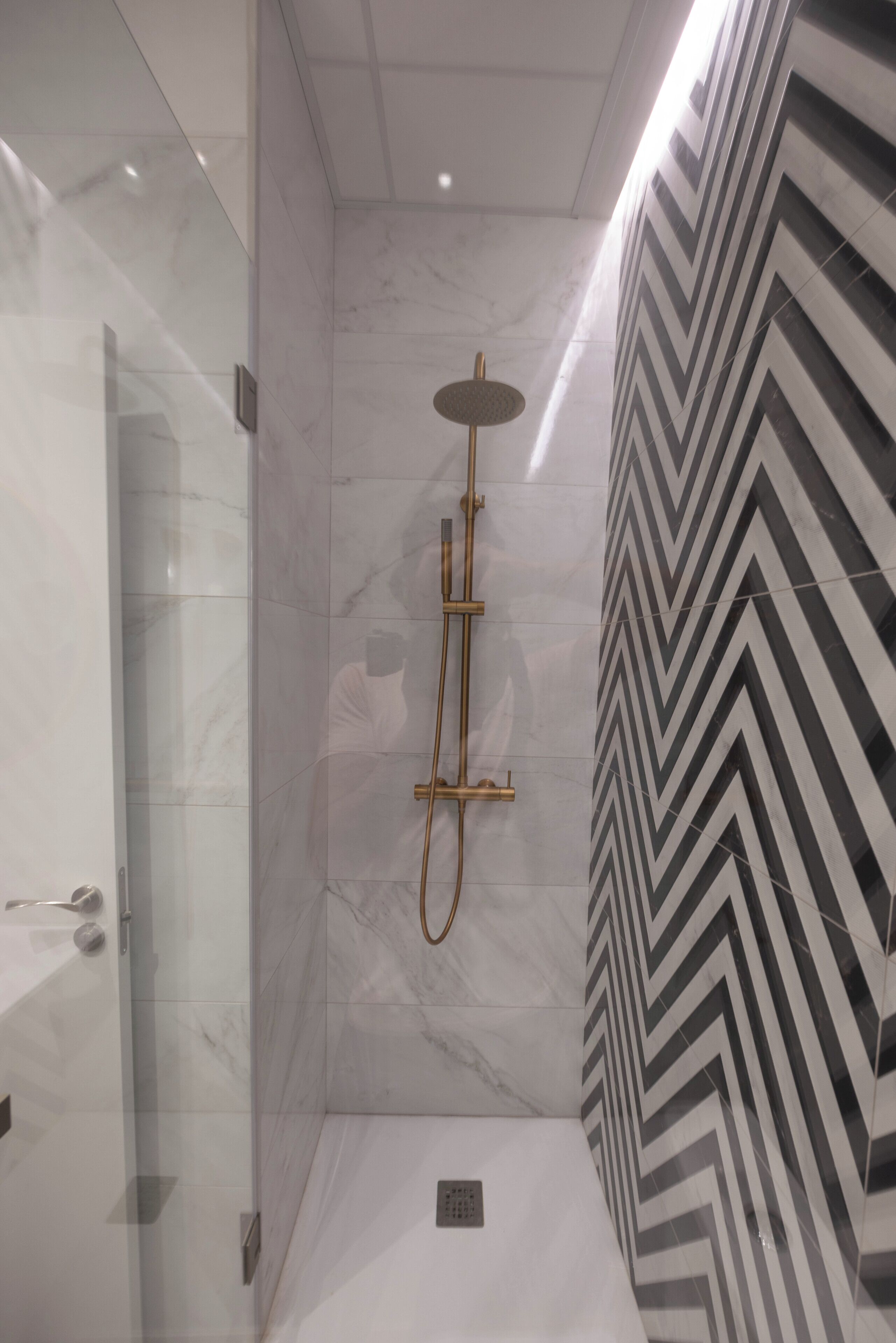 Appartement | Badkamer | Een douche, een haardroger, handdoeken, zeep