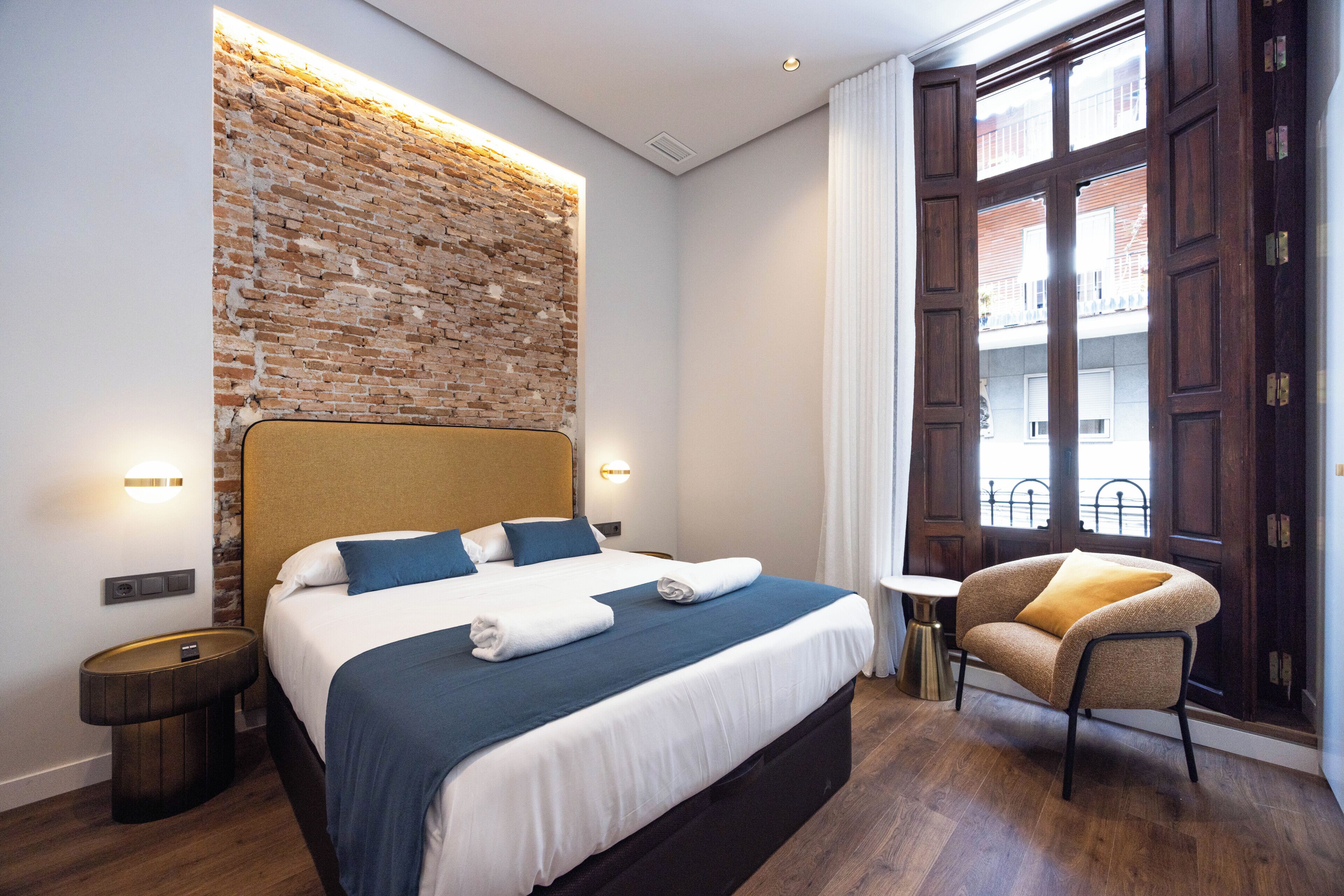 Apartamento superior | Cortinas blackout, ferros/tábuas de passar roupa, Wi-Fi de cortesia