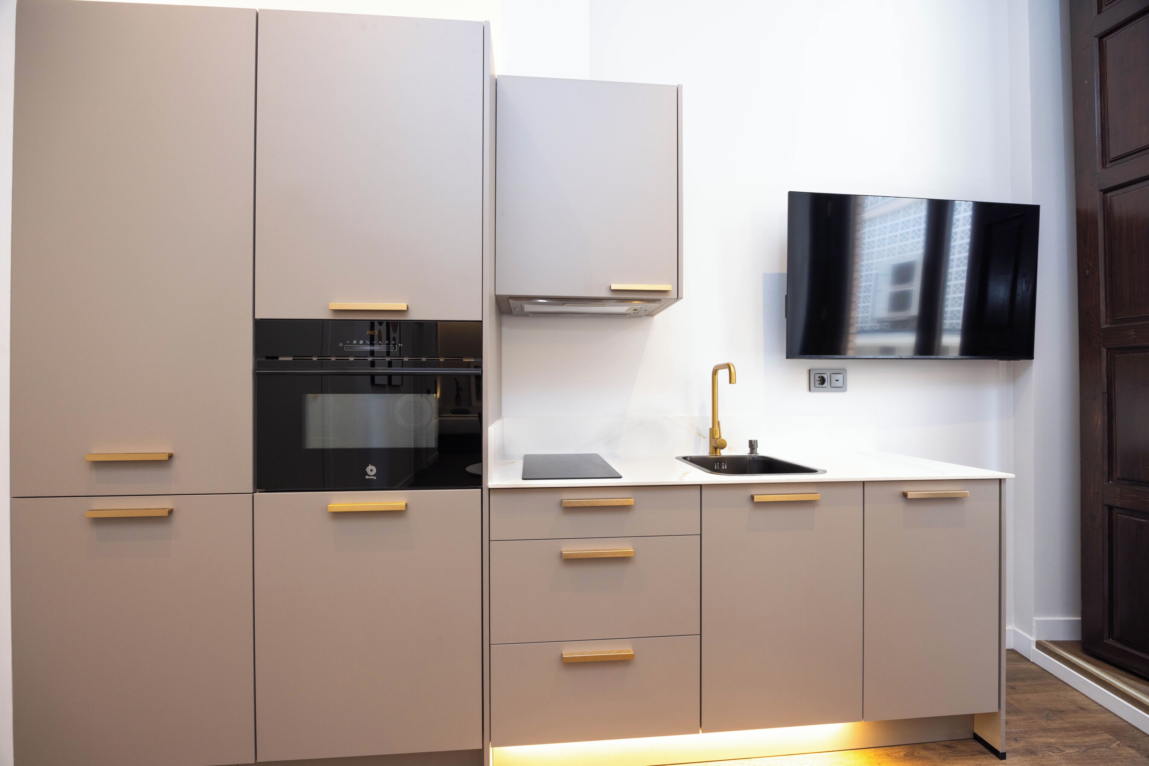 Appartement | Privékeuken | Een oven, een kookplaat, een vaatwasser, kookgerei, borden en bestek
