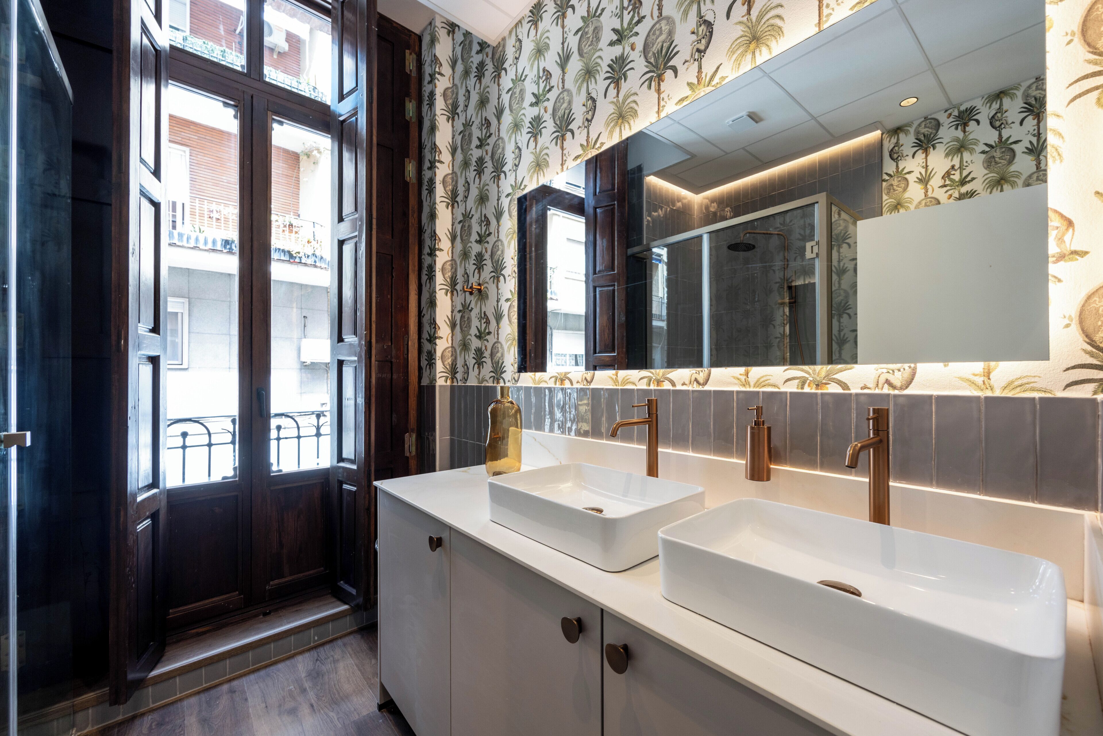 Superior Apartment | Bathroom | Shower, hair dryer, towels, soap