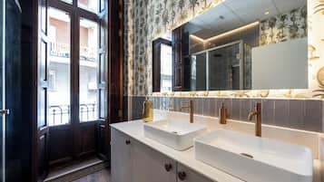 Superior Apartment | Bathroom | Shower, hair dryer, towels, soap