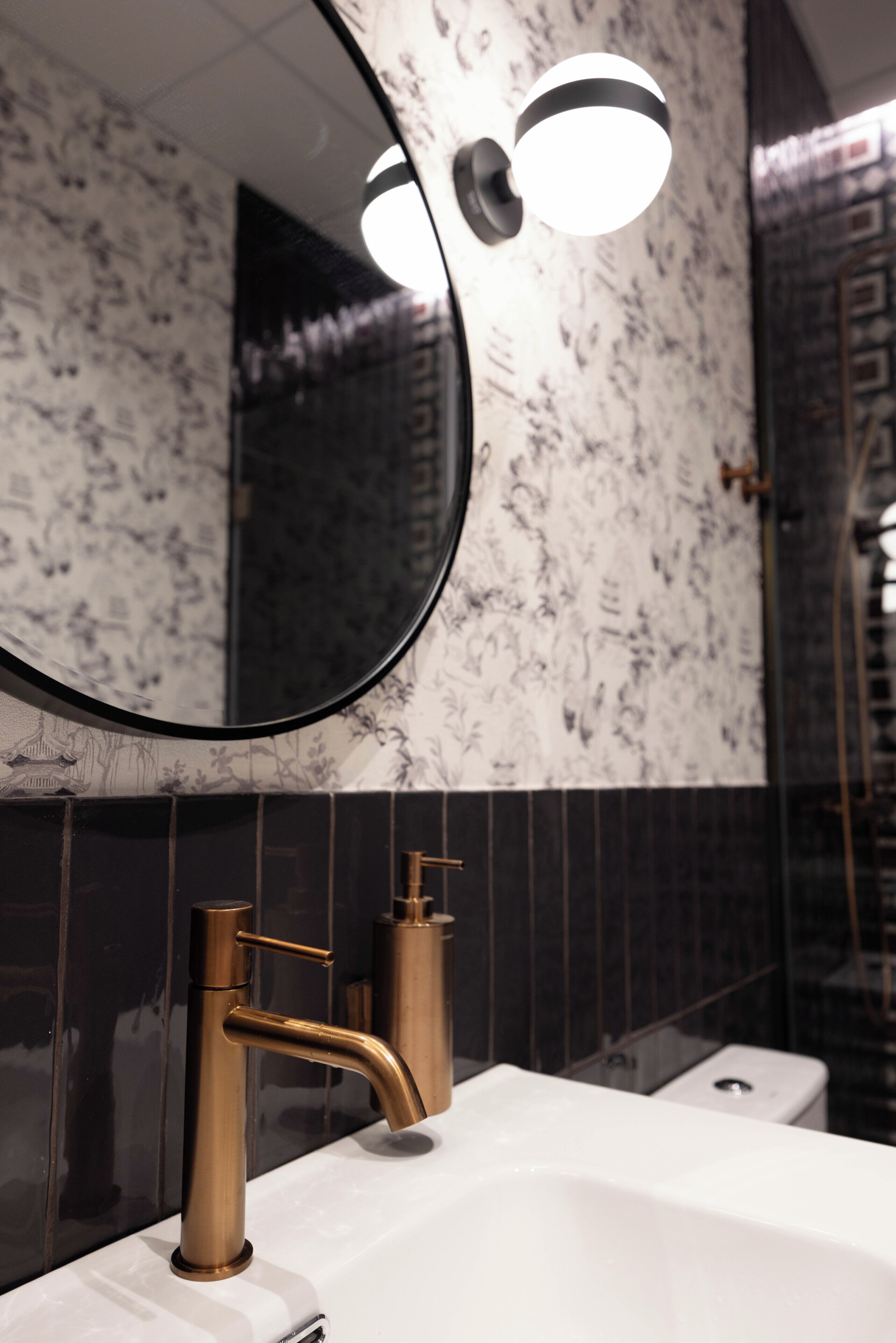 Appartement | Badkamer | Een douche, een haardroger, handdoeken, zeep