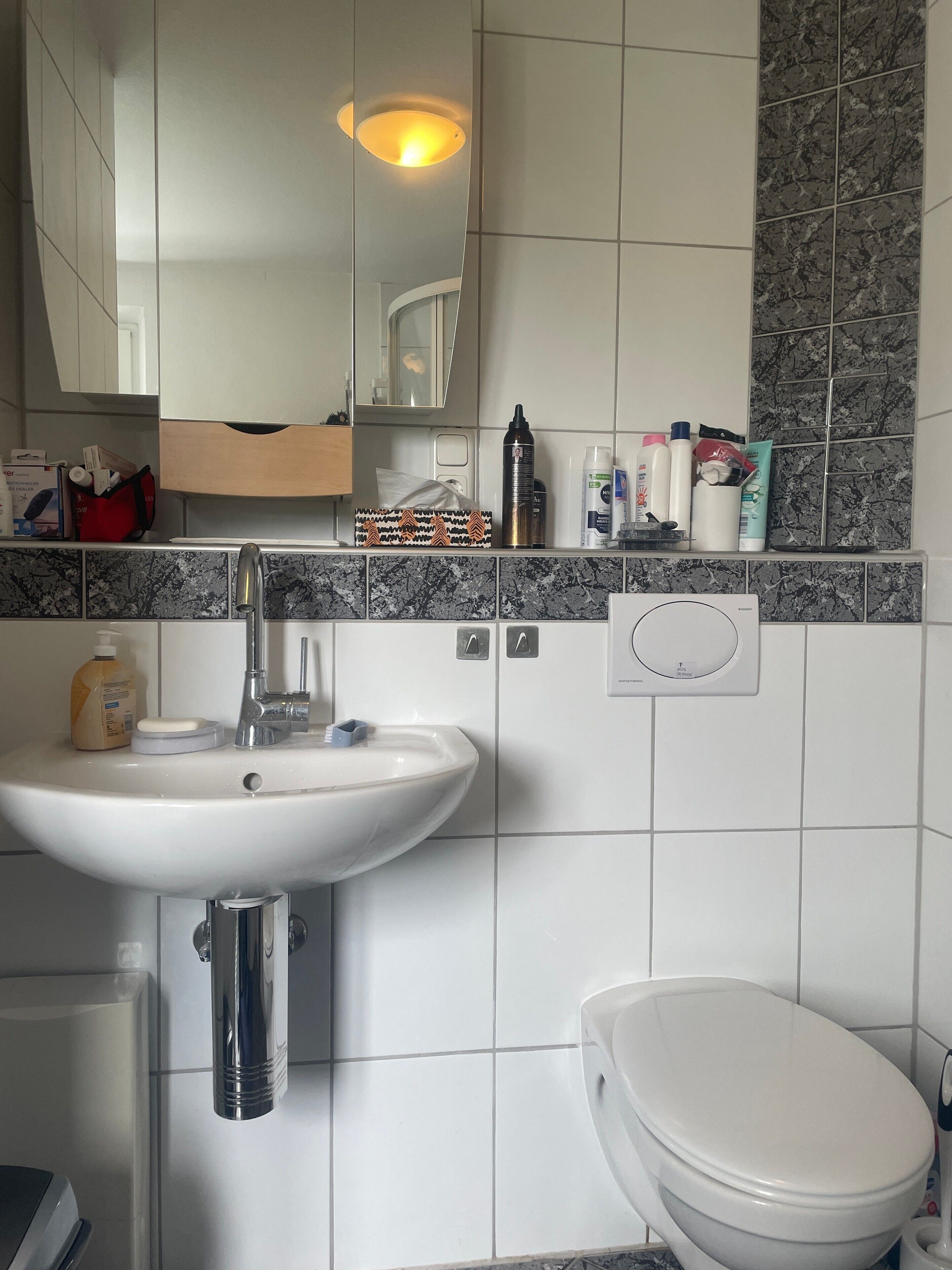 Douche, sèche-cheveux, serviettes fournies