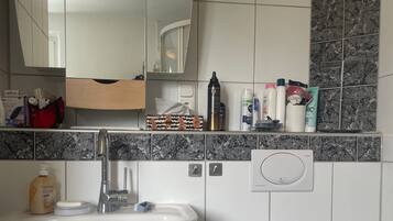 Douche, sèche-cheveux, serviettes fournies
