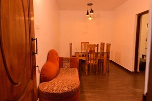 Standard Room | Living area - Lake Vista Ooty Homestay (Ooty)