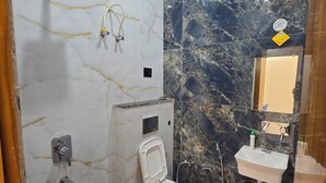 Bồn tắm và buồng tắm vòi sen riêng, đồ dùng nhà tắm miễn phí 