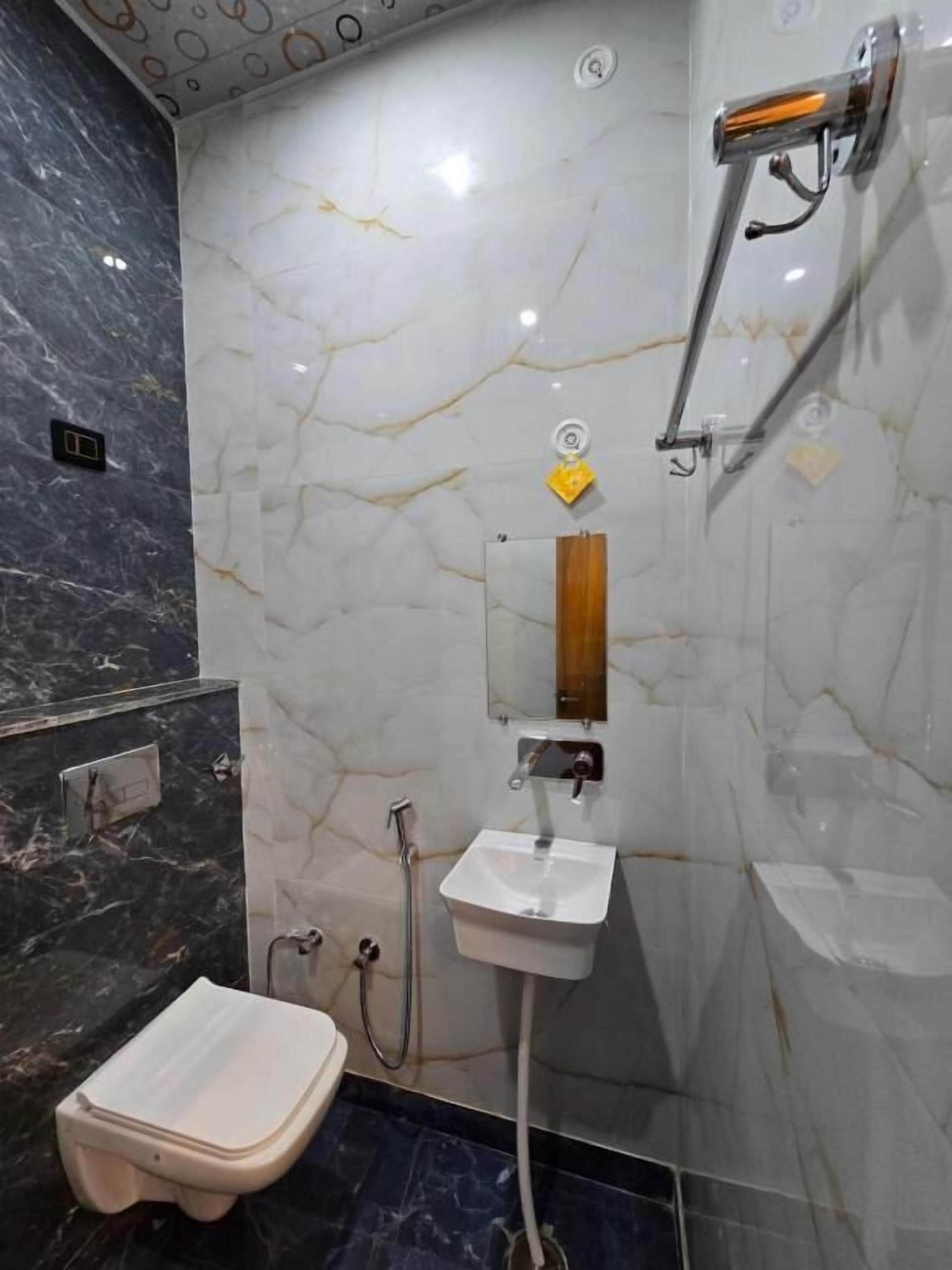 Superior Triple Room | Bathroom | Separate tub and shower, free toiletries, hair dryer (on request)