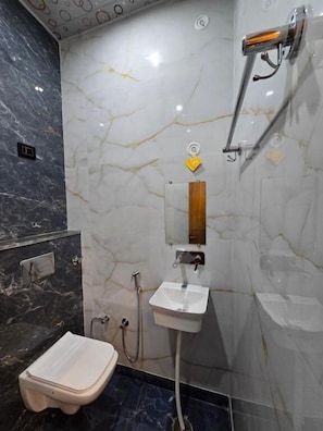 Superior Triple Room | Bathroom