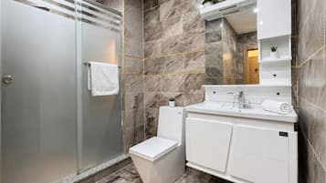 Apartment | Bilik Mandi | Kelengkapan dandanan diri percuma, pengering rambut, tuala disediakan