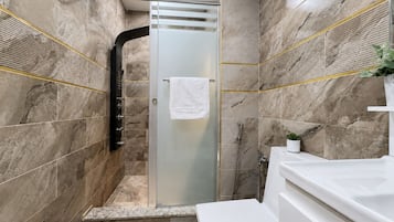 Apartemen | Kamar mandi | Perlengkapan mandi gratis, pengering rambut, handuk, dan sabun