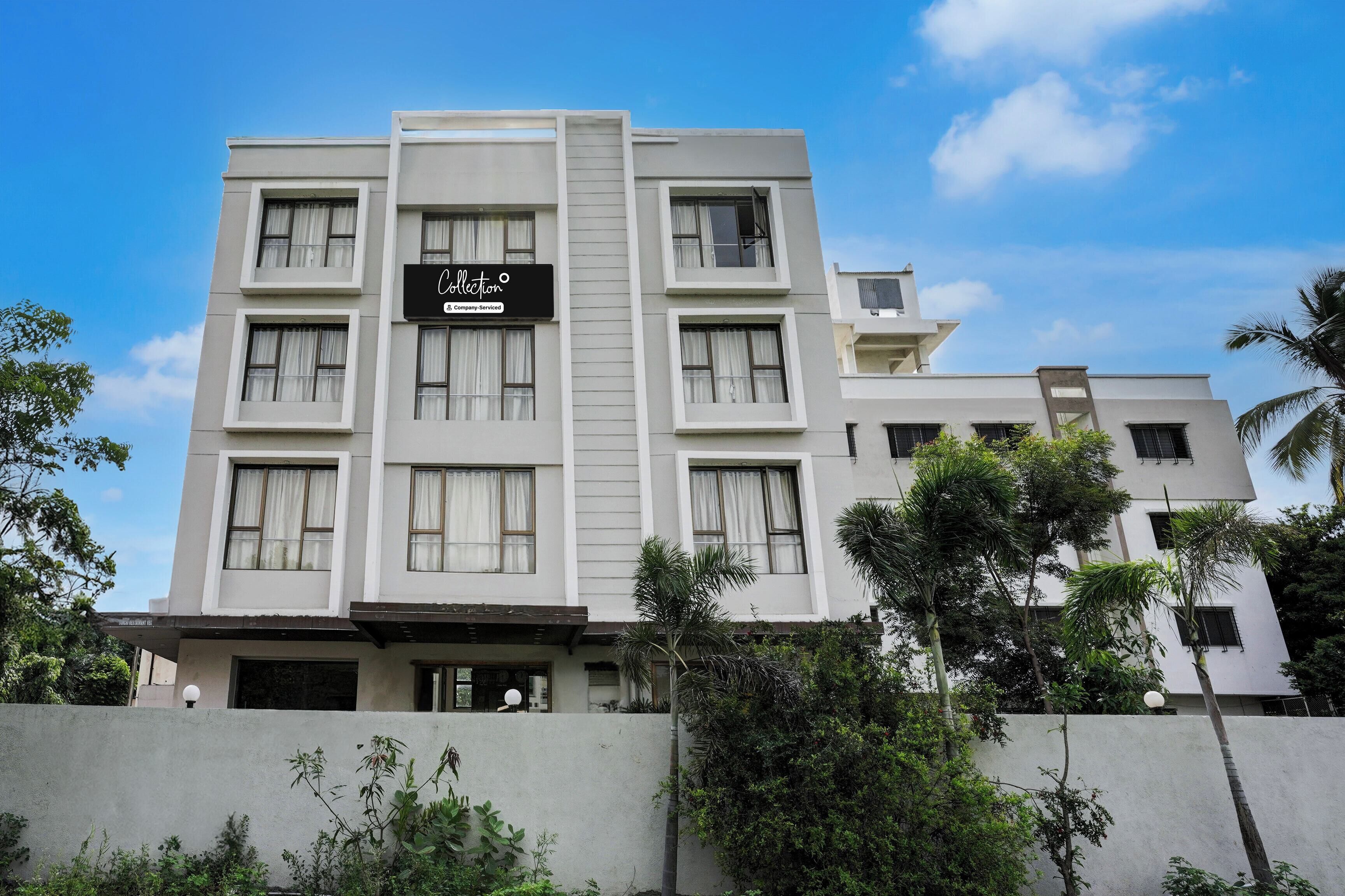 Ένα πολυώροφο ξενοδοχείο με μοντέρνα πρόσοψη, μεγάλα παράθυρα και μια πινακίδα που υποδεικνύει ότι ανήκει σε μια αλυσίδα ξενοδοχείων που παρέχει υπηρεσίες εταιρικής φιλοξενίας.