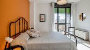 A bedroom with a bed, a window, and a door. - GuestHost - Family & Friends House - Spring Room (Padua)