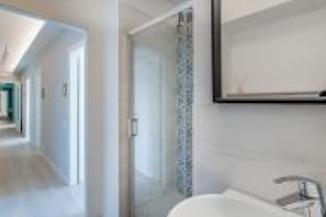 A bathroom with a shower, a sink, and a mirror. - GuestHost - Family & Friends House - Stanza Travel (Padua)