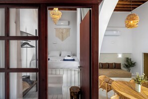 A compact room with a bed, a hanging macrame wall decoration, and a wooden ceiling. - Villa located in Lindos (Rhodes)