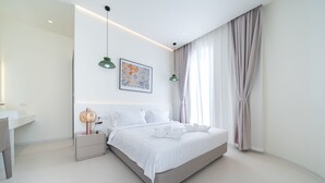 Un dormitorio moderno con una cama grande, mesitas de noche y una lámpara de pared.