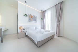 Family Villa, 6 Bedrooms, Private Pool, City View | Meja, langsir/tirai gelap terus, Wi-fi percuma 